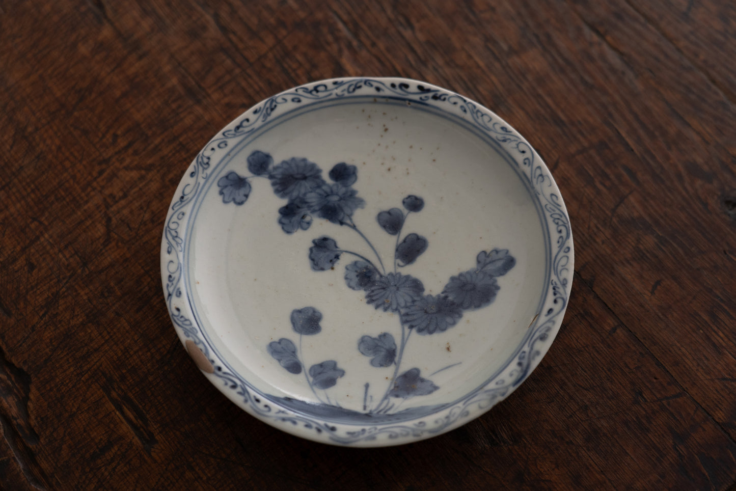 Early Imari chrysanthemum pattern plate