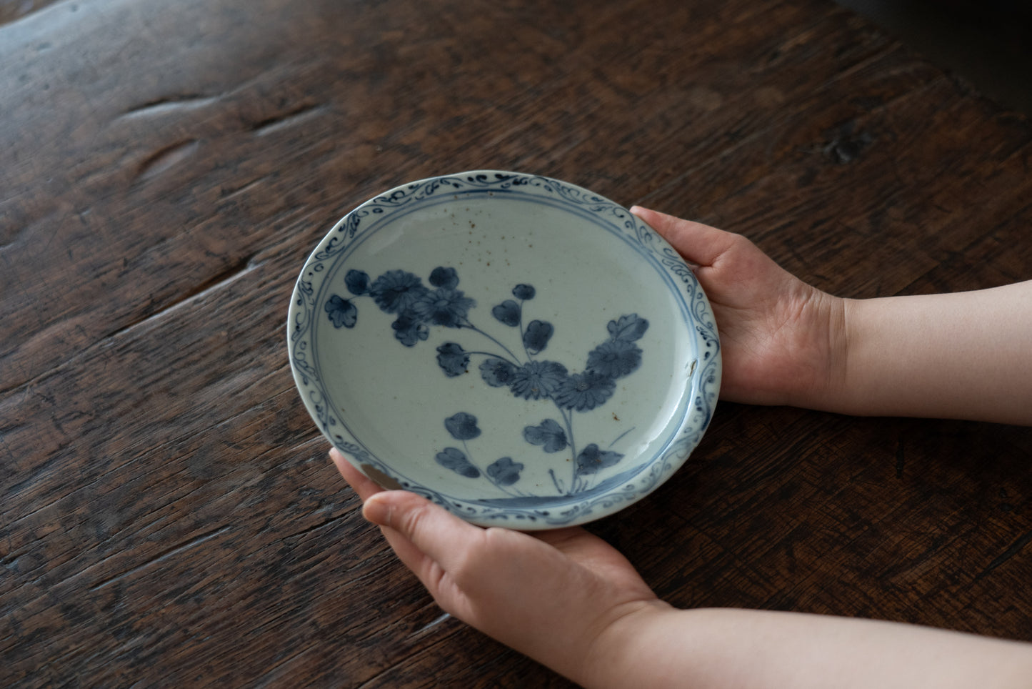 Early Imari chrysanthemum pattern plate