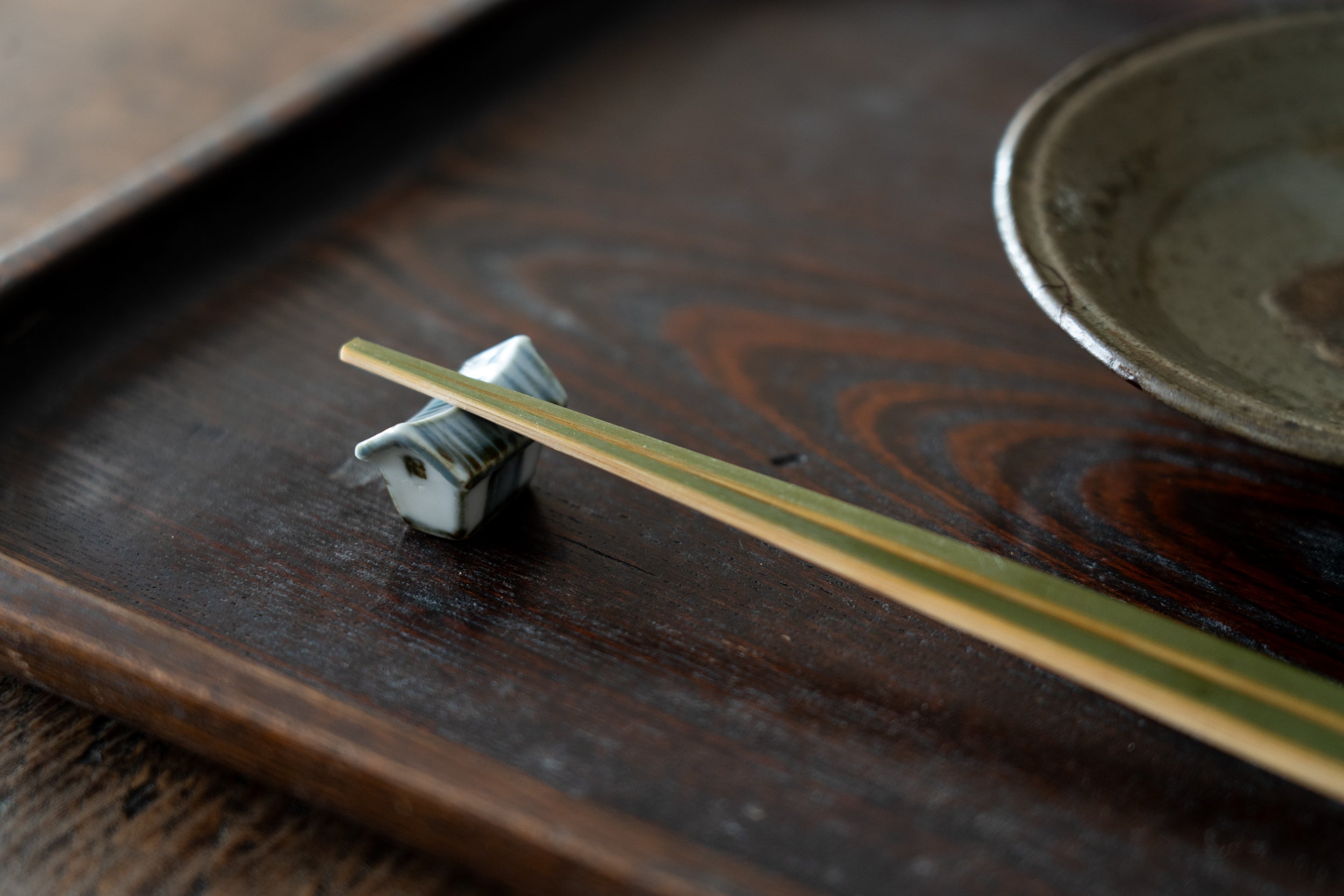 富本憲吉　花の字　箸置き 富本憲吉『寿字・金彩箸置 五客』-瀧屋美術-鎌倉の美術品専門店