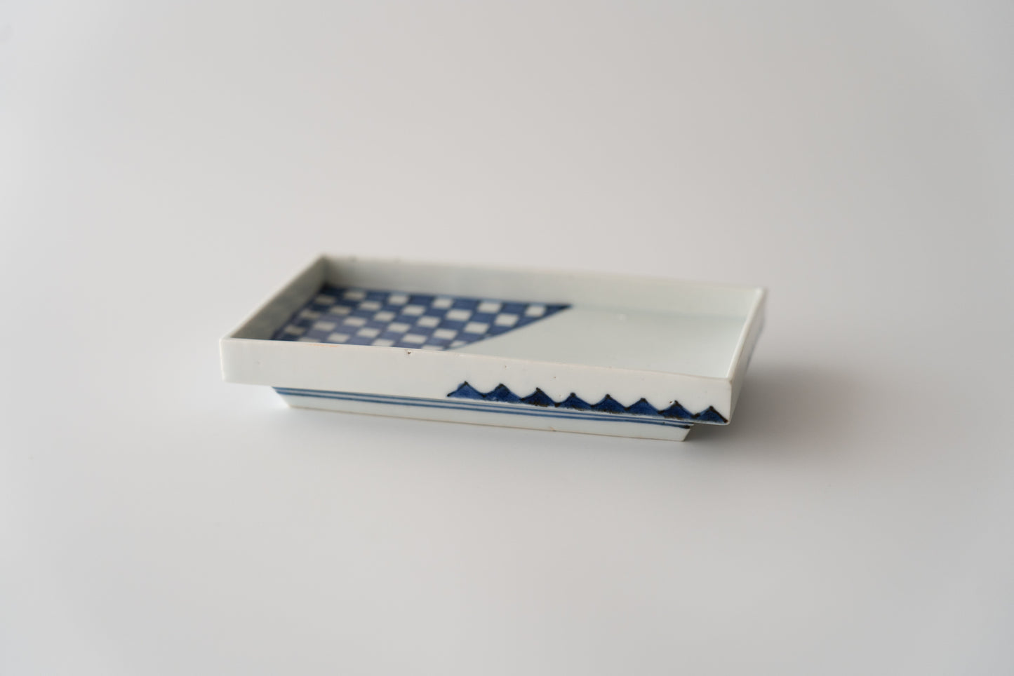 Ai-Kutani checkered pattern square dish