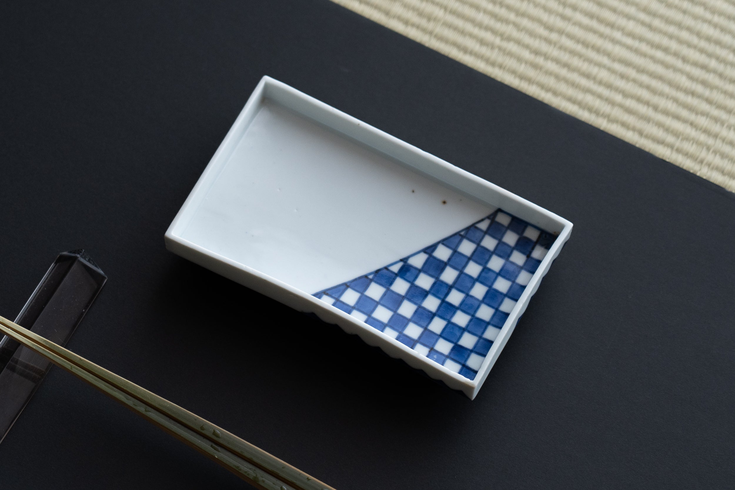 Ai-Kutani checkered pattern square dish