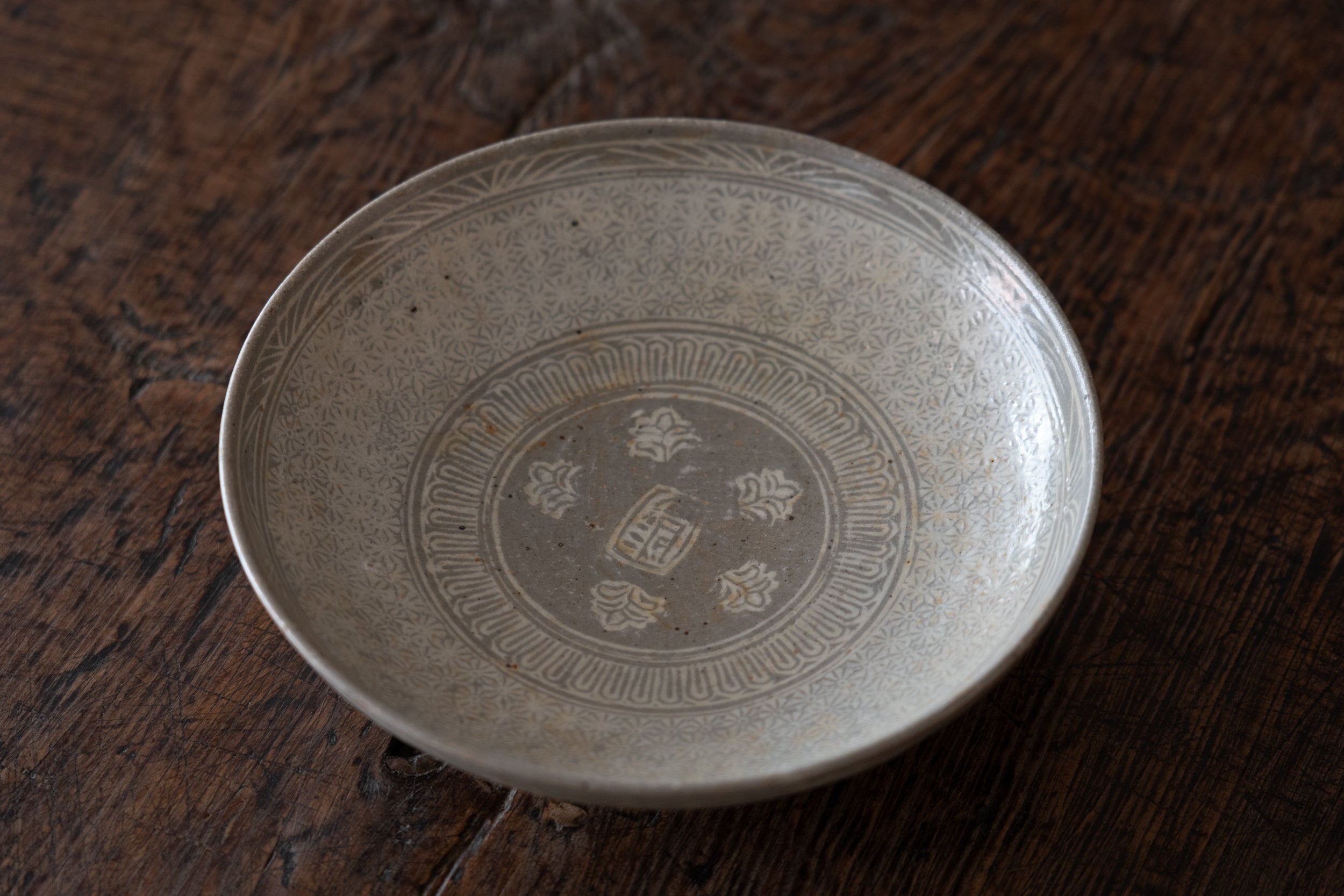 Buncheong bowl with impressed chrysanthemum design and inscription "Kinkai"