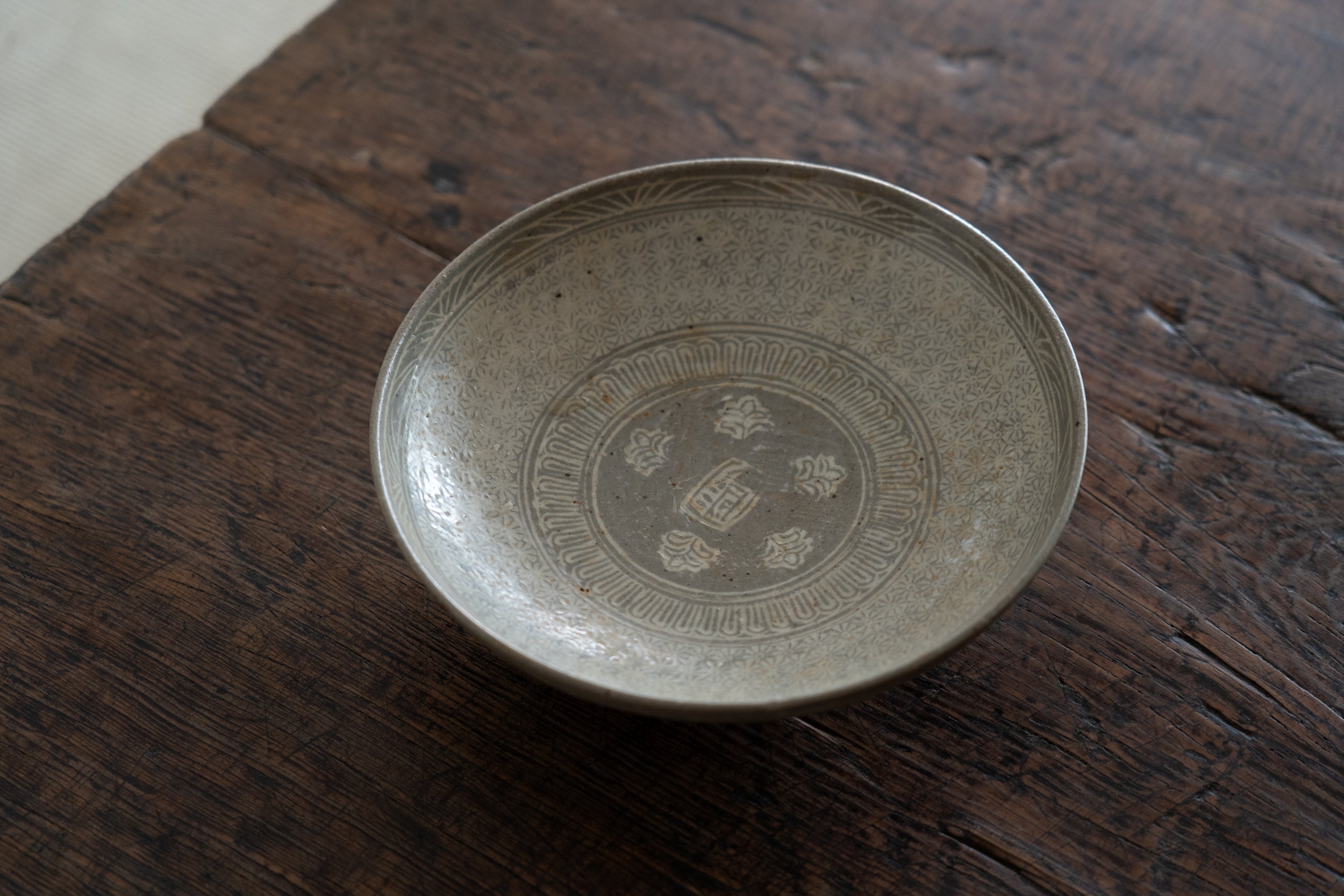 Buncheong bowl with impressed chrysanthemum design and inscription "Kinkai"