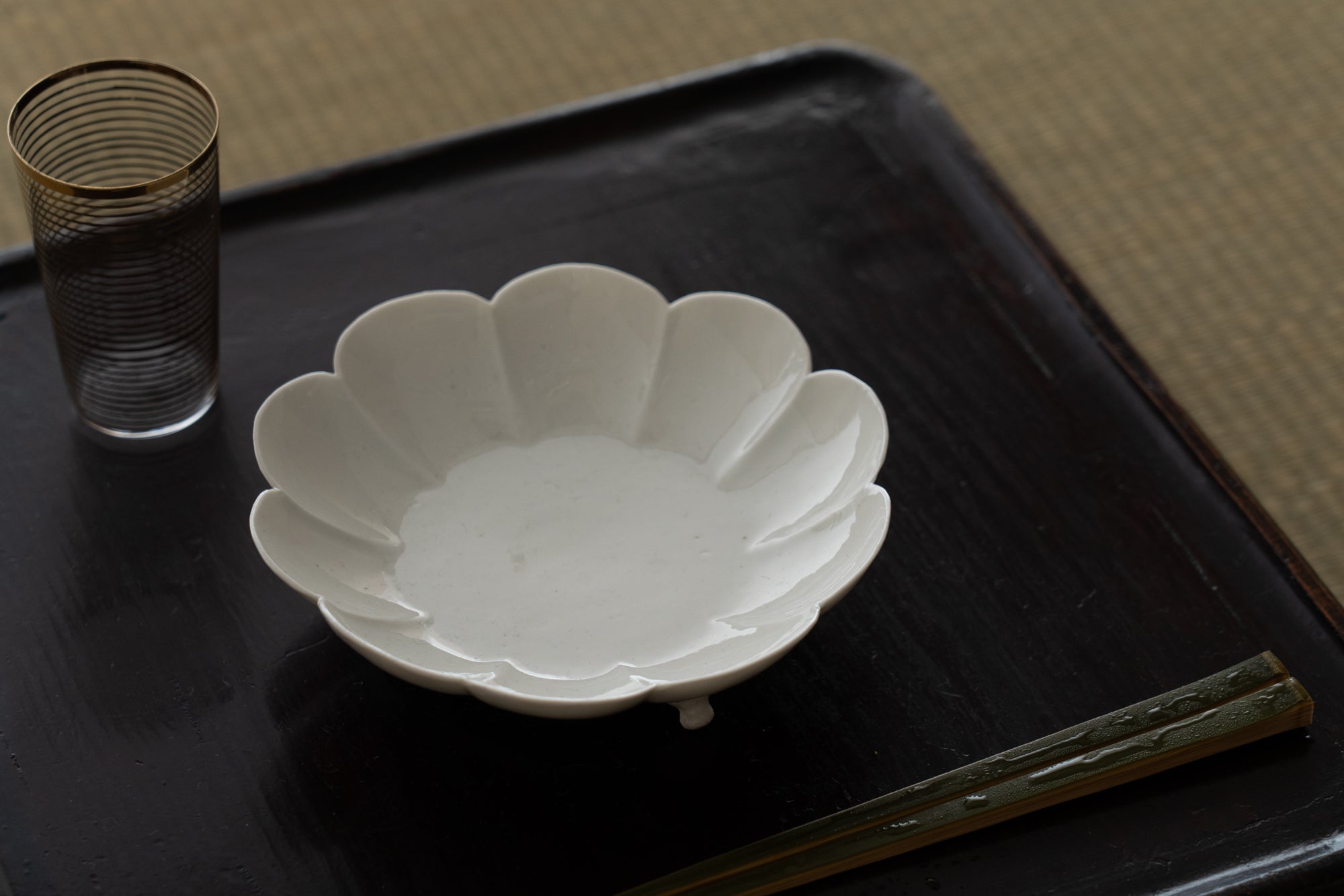 Set of five chrysanthemum shaped dishes, Kakiemon ware,