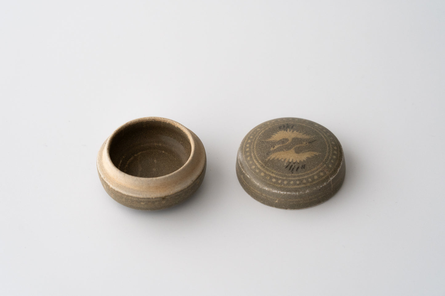 高麗青磁象嵌双鶴文香合
