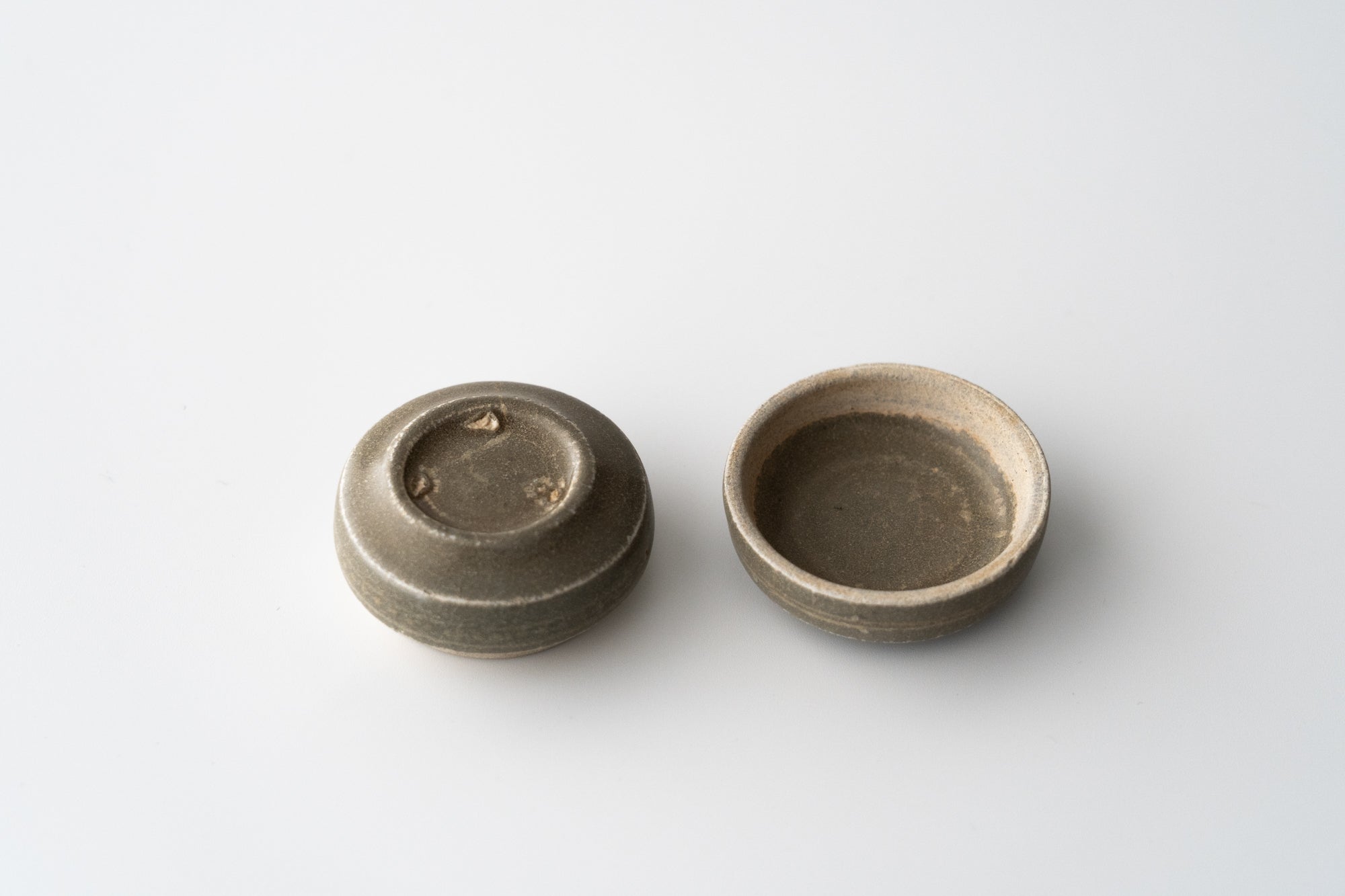 高麗青磁象嵌双鶴文香合