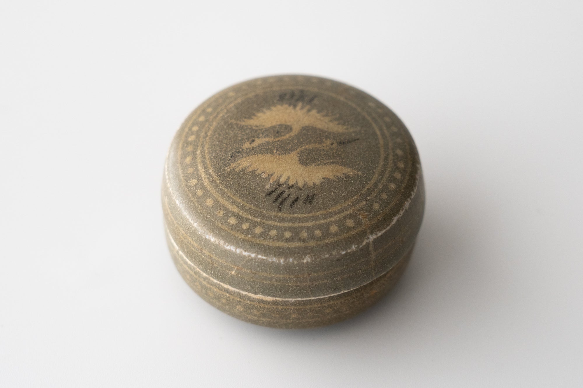 高丽青瓷嵌双鹤纹香盒