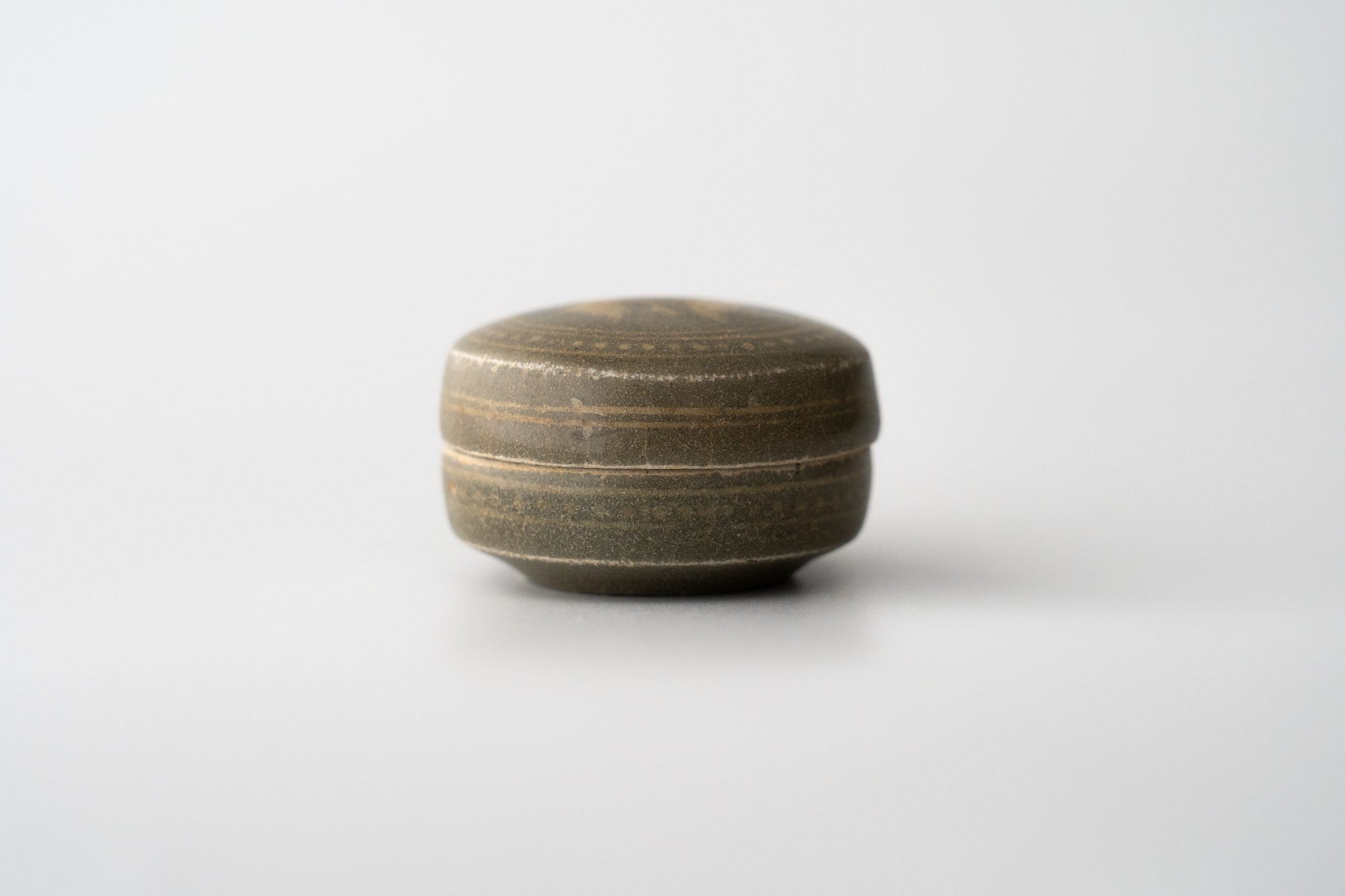 高麗青磁象嵌双鶴文香合