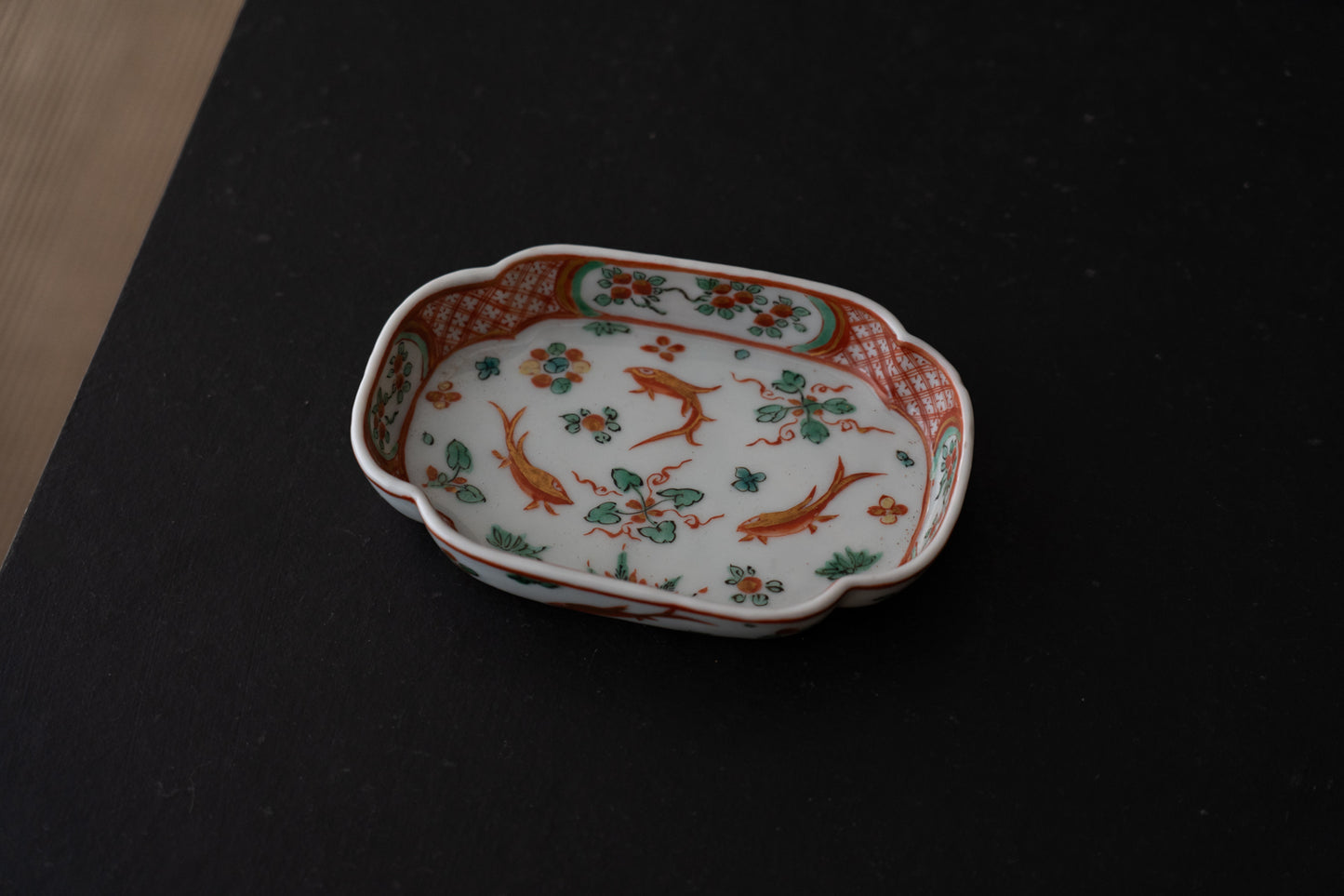 金襴手魚藻文木瓜形平鉢