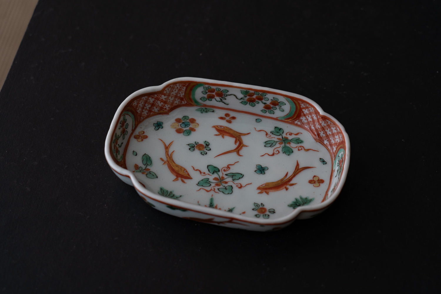 金襴手魚藻文木瓜形平鉢