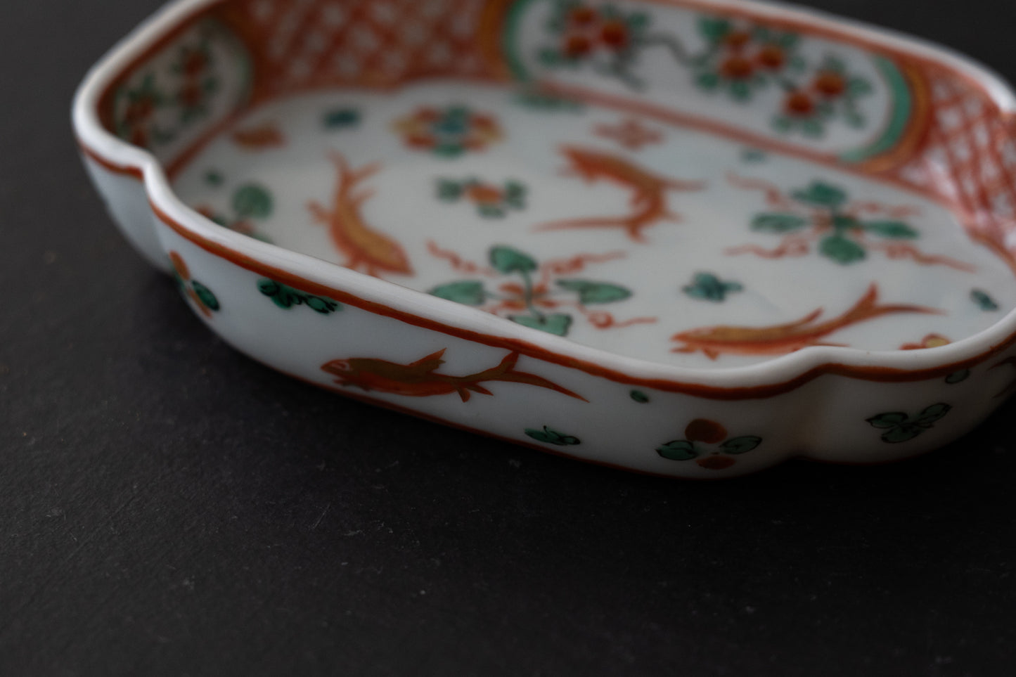 金襴手魚藻文木瓜形平鉢