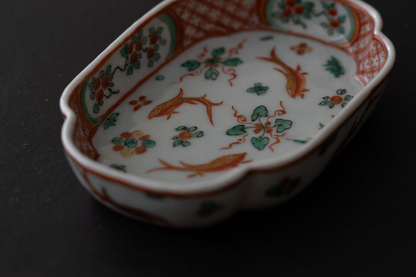 金襴手魚藻文木瓜形平鉢