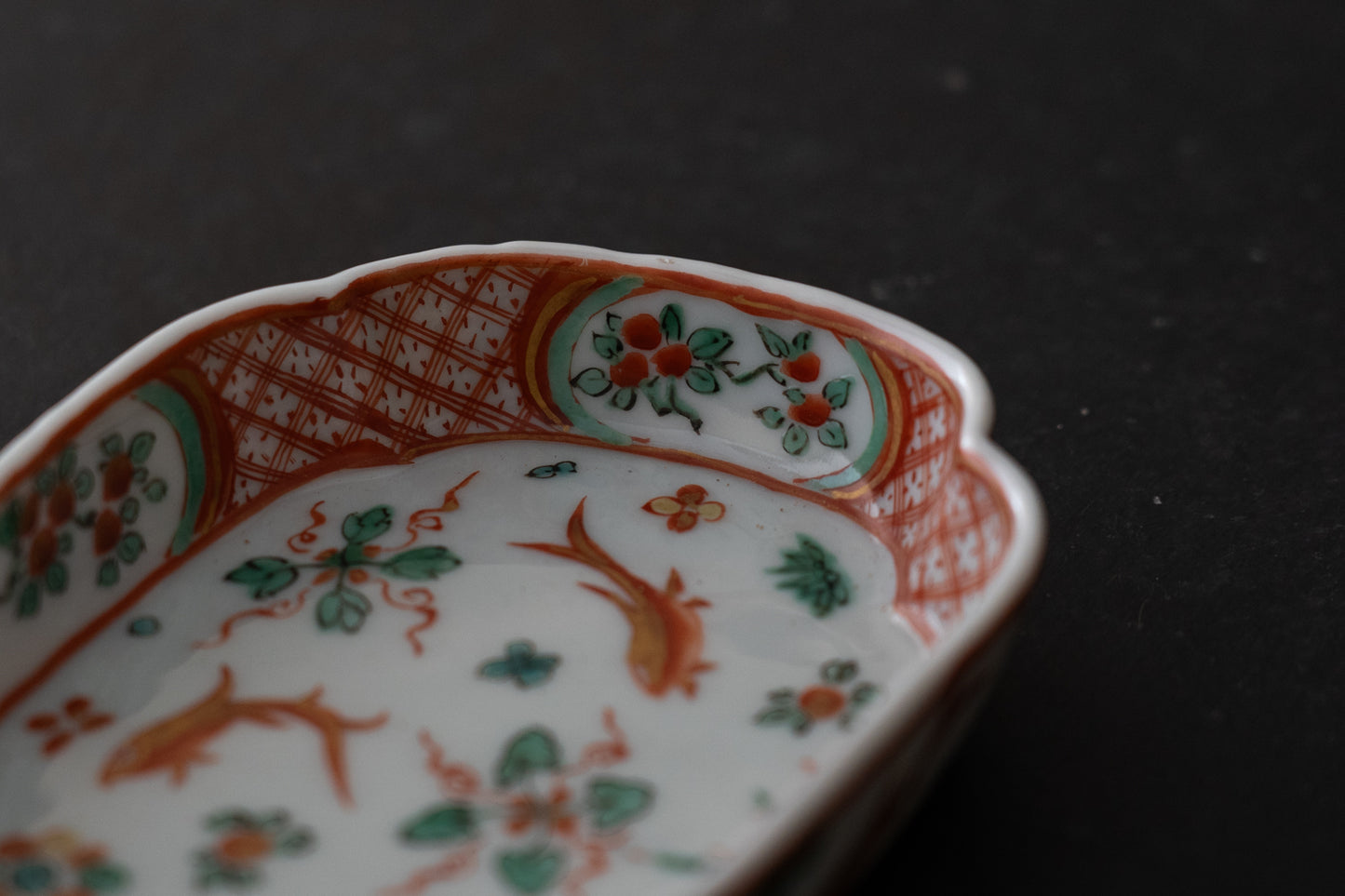 金襴手魚藻文木瓜形平鉢