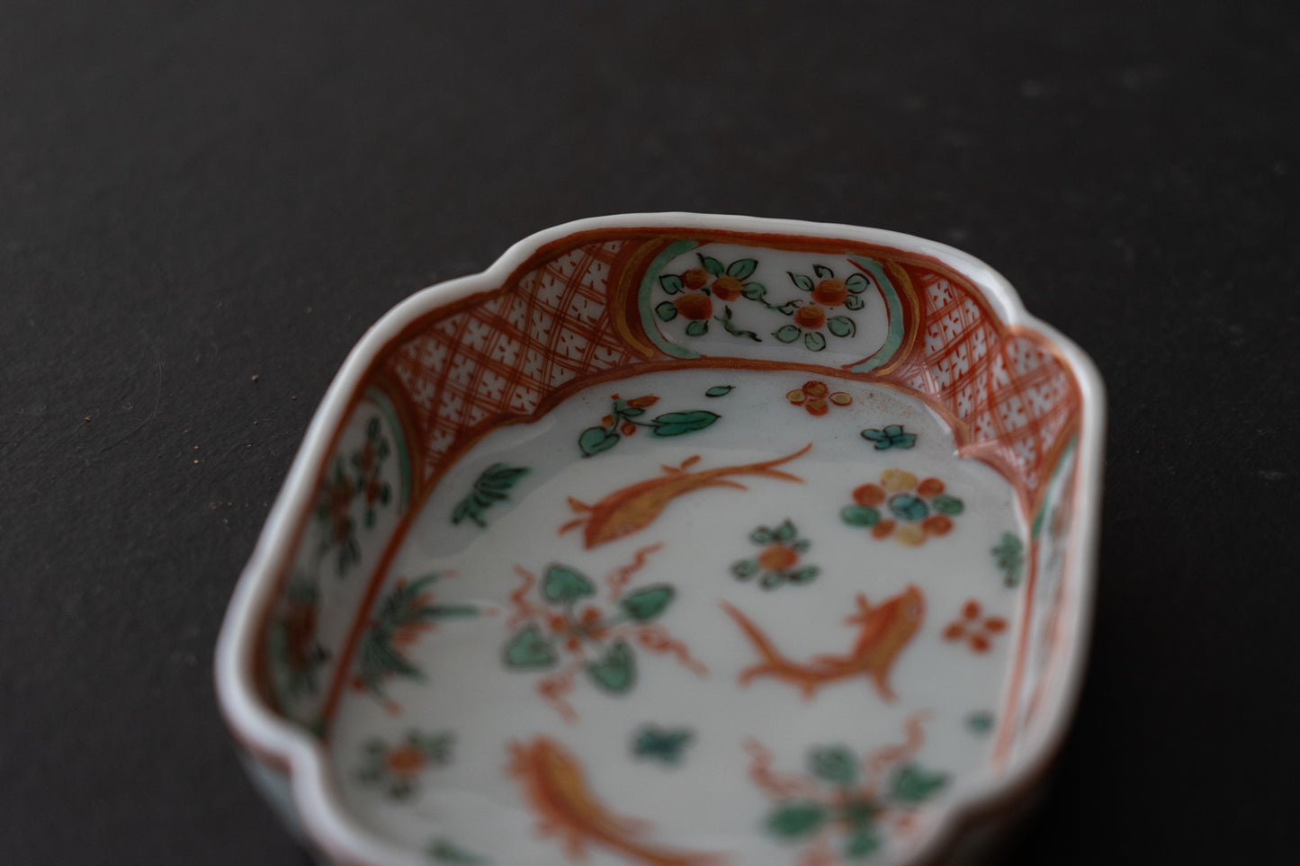 金襴手魚藻文木瓜形平鉢