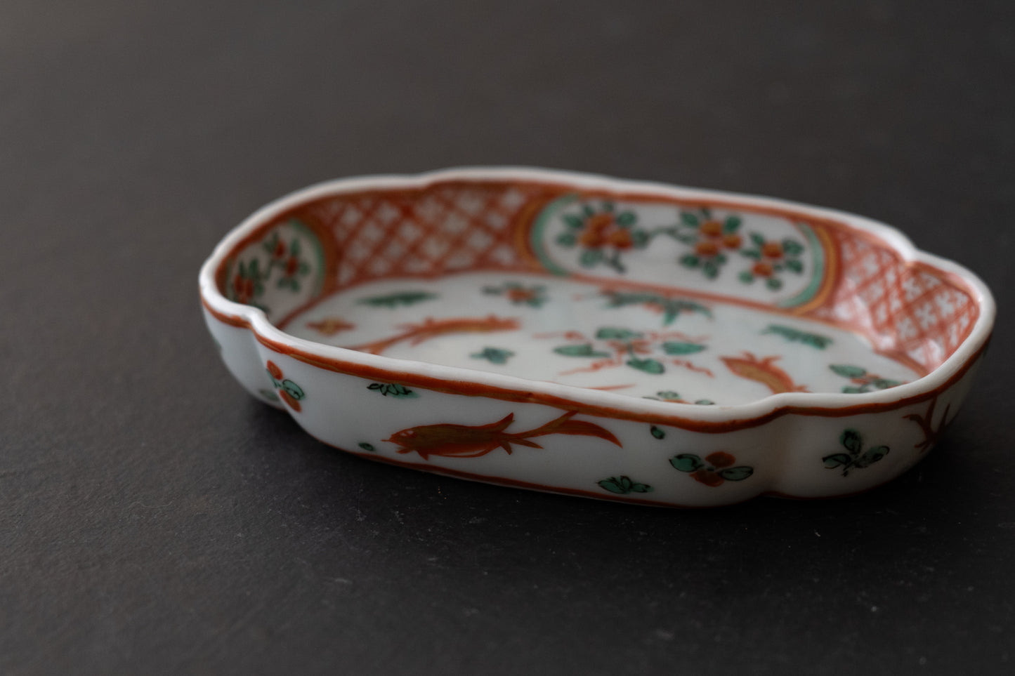 金襴手魚藻文木瓜形平鉢