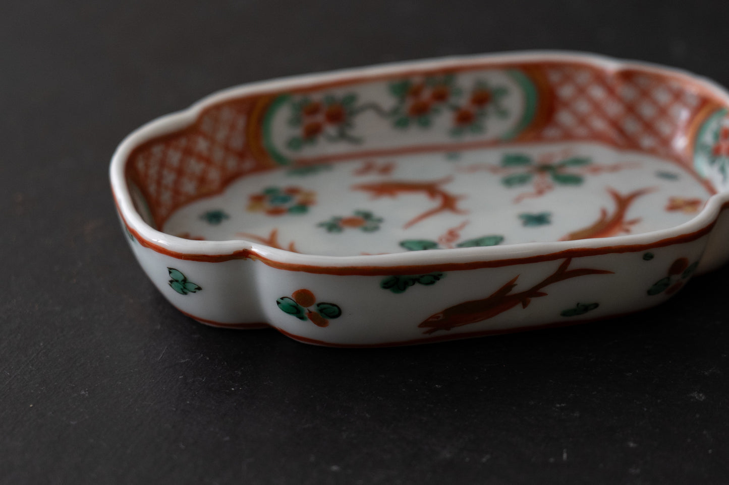 金襴手魚藻文木瓜形平鉢