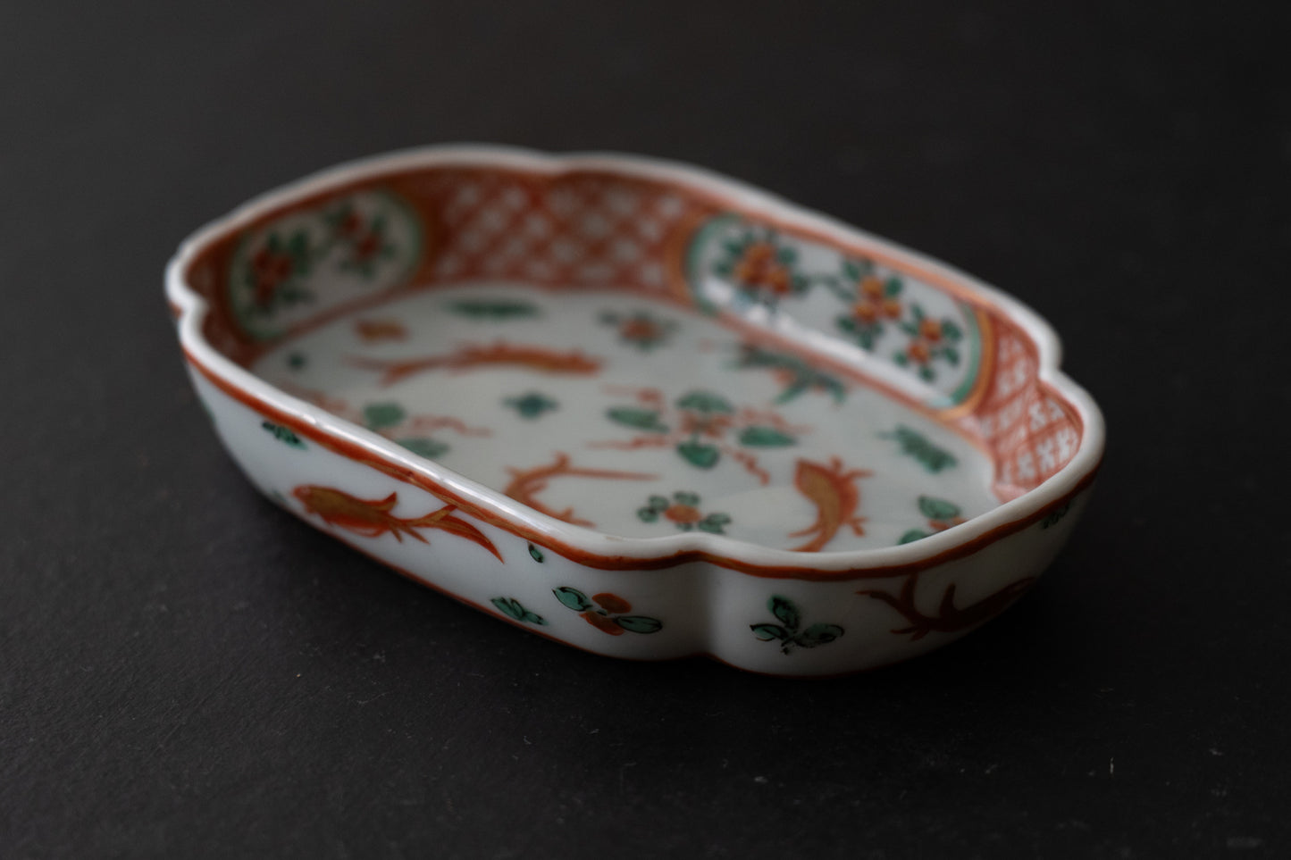 金襴手魚藻文木瓜形平鉢