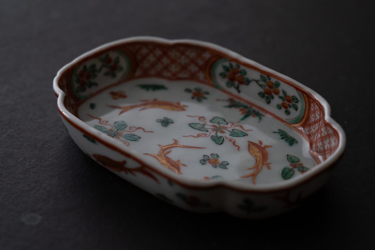 金襴手魚藻文木瓜形平鉢