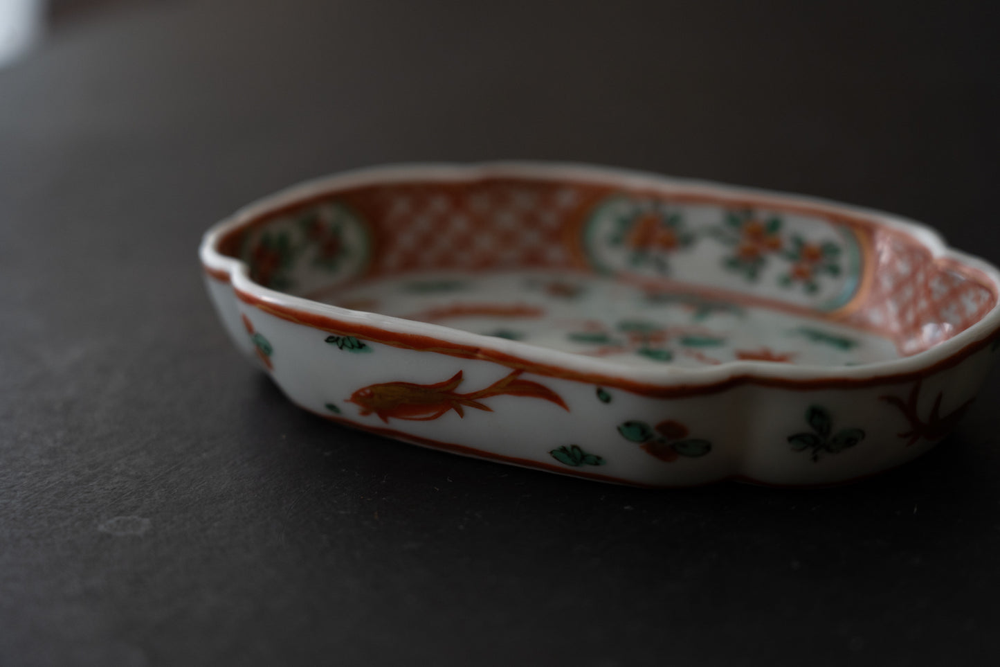 金襴手魚藻文木瓜形平鉢