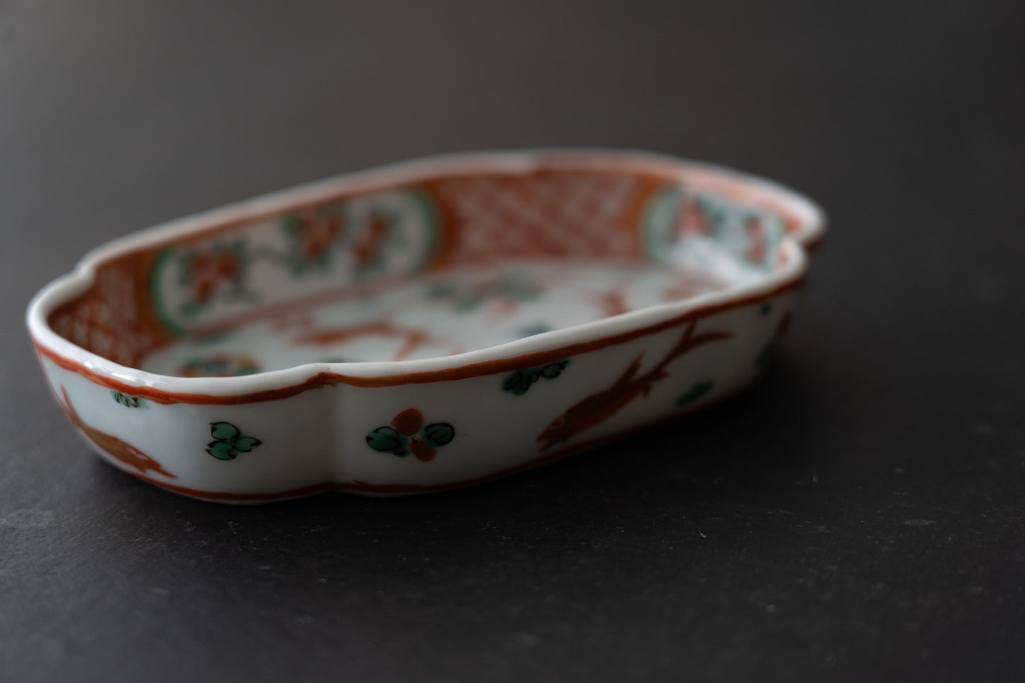 金襴手魚藻文木瓜形平鉢