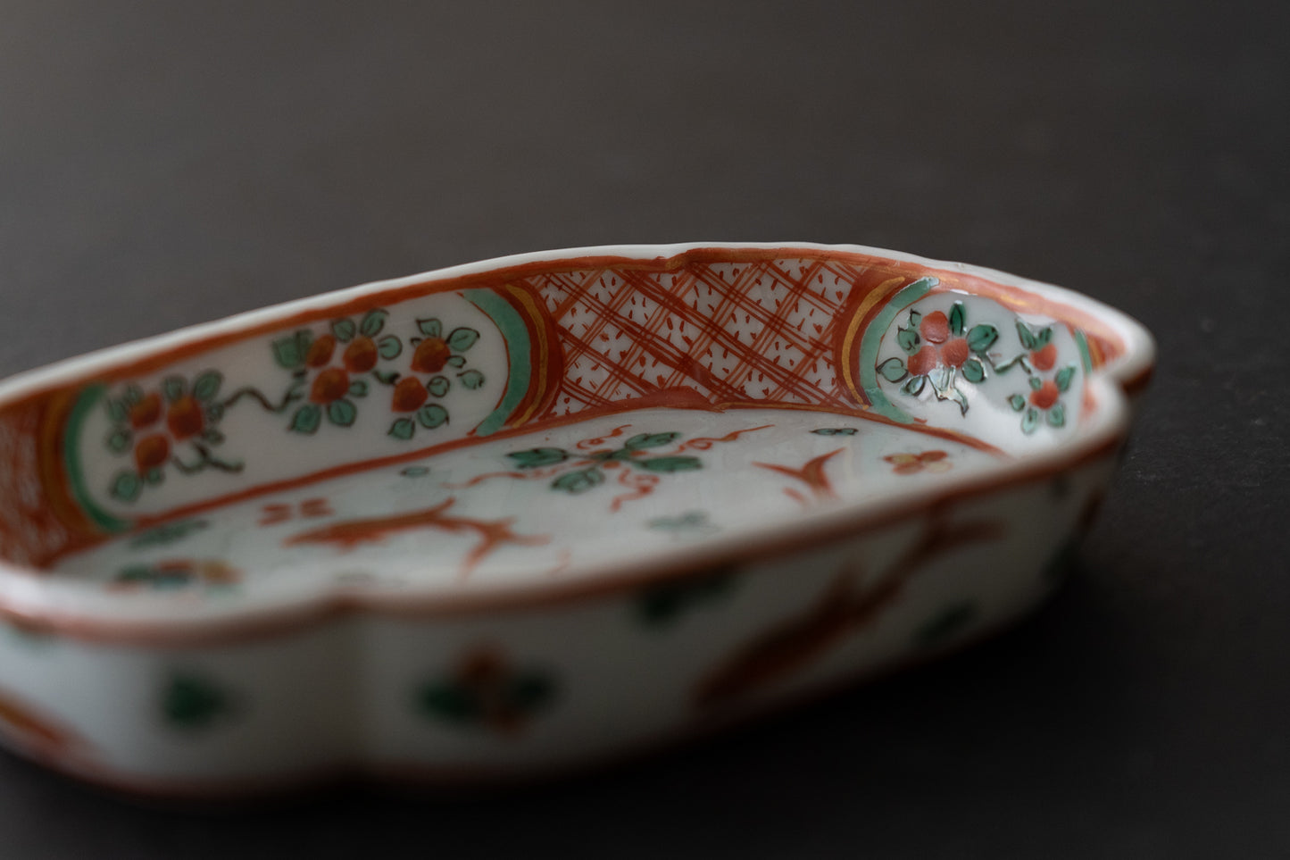 金襴手魚藻文木瓜形平鉢