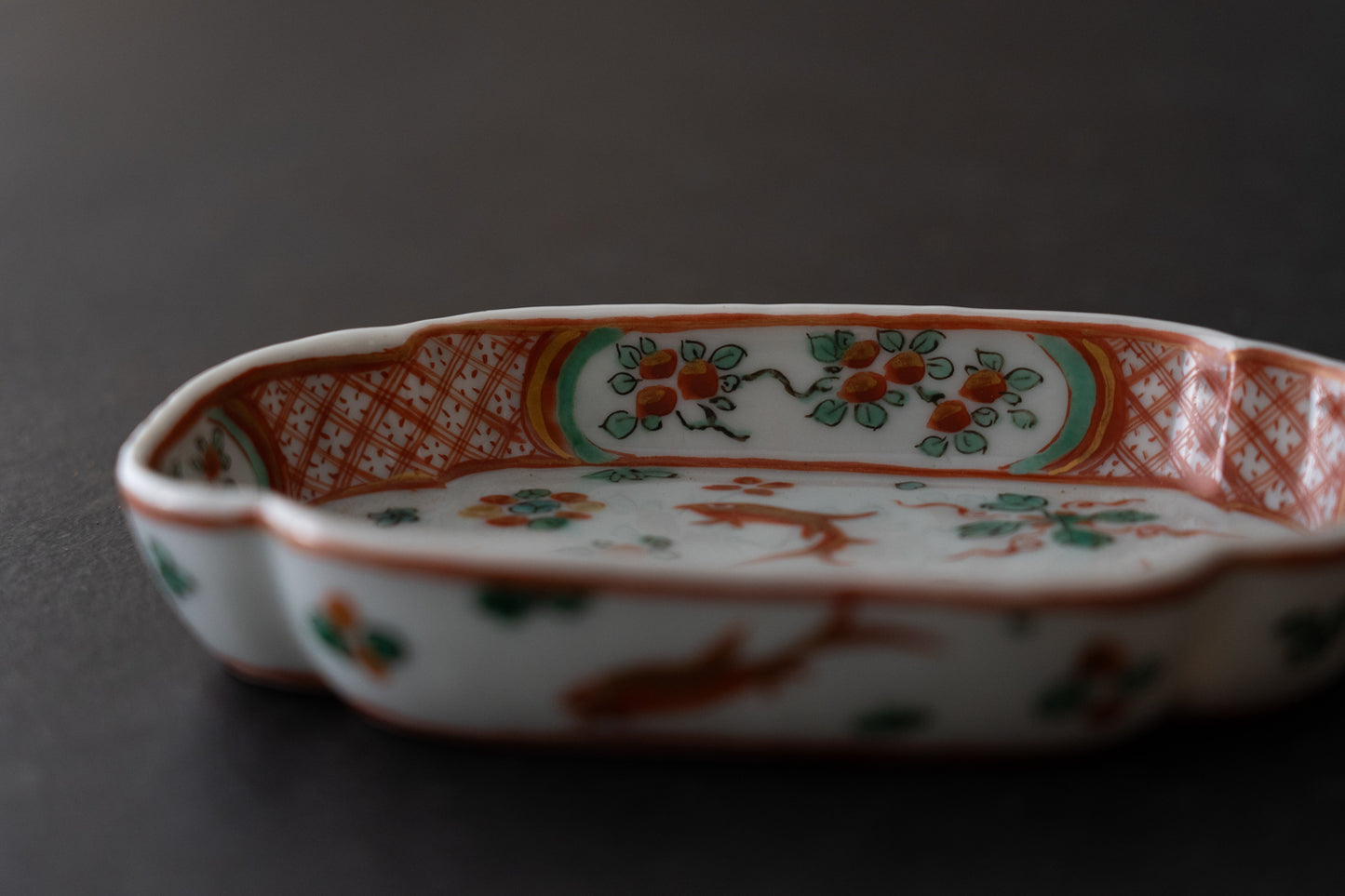 金襴手魚藻文木瓜形平鉢