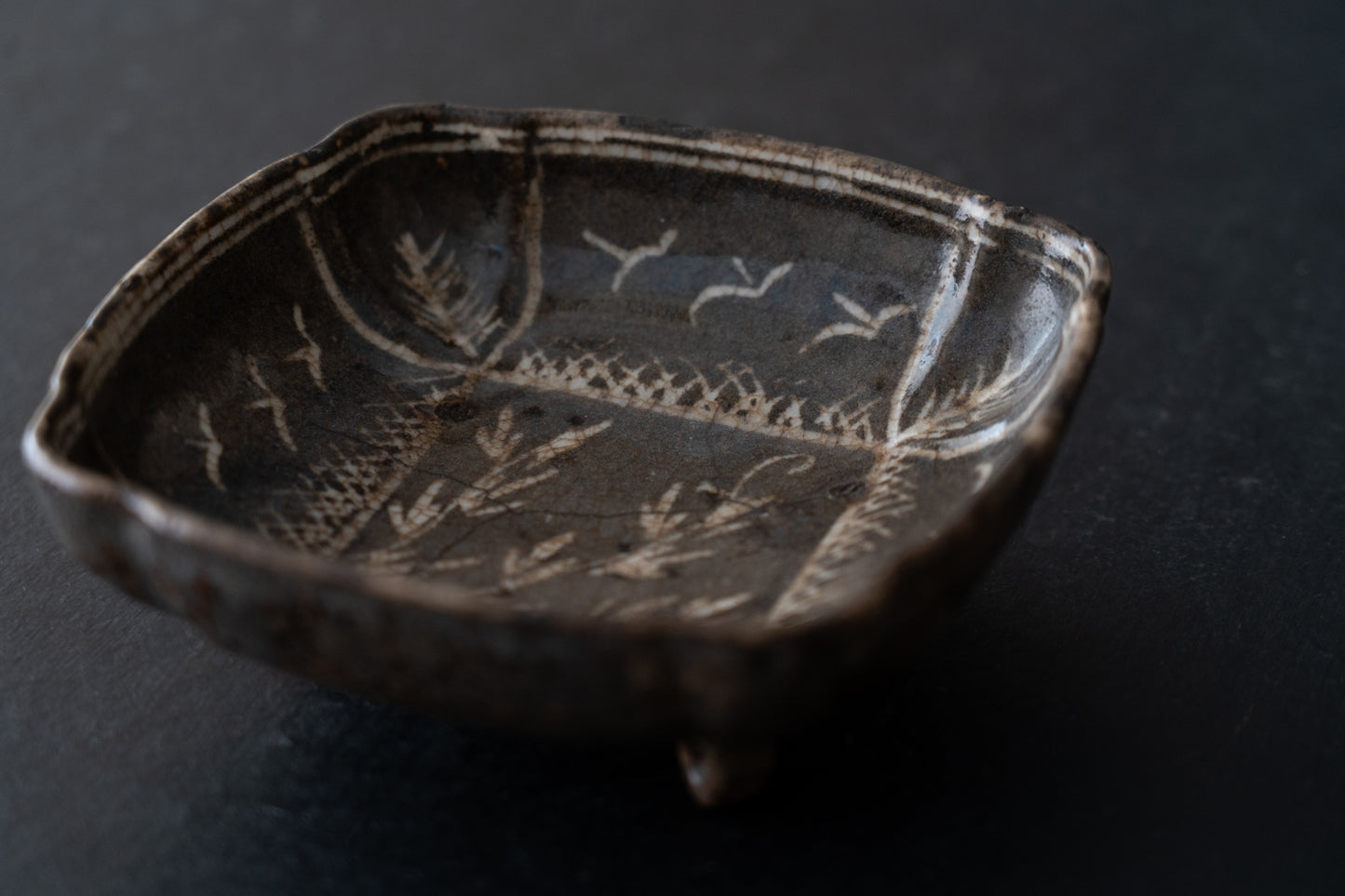 鼠志野草花文向付