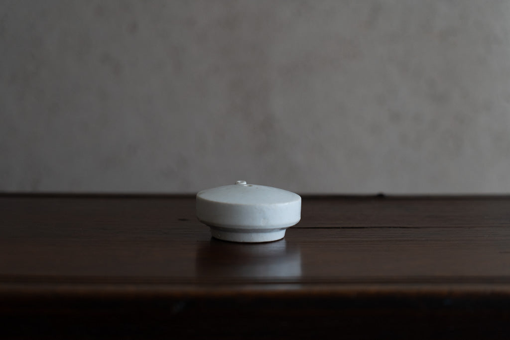 李朝白瓷圆形水滴