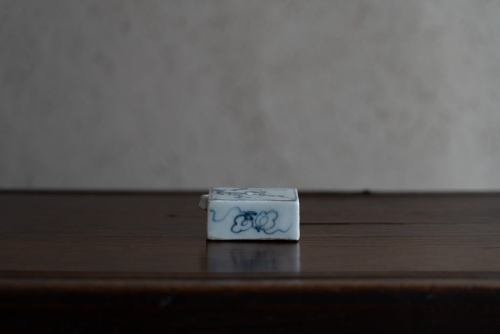 李朝染付梅纹四方水滴