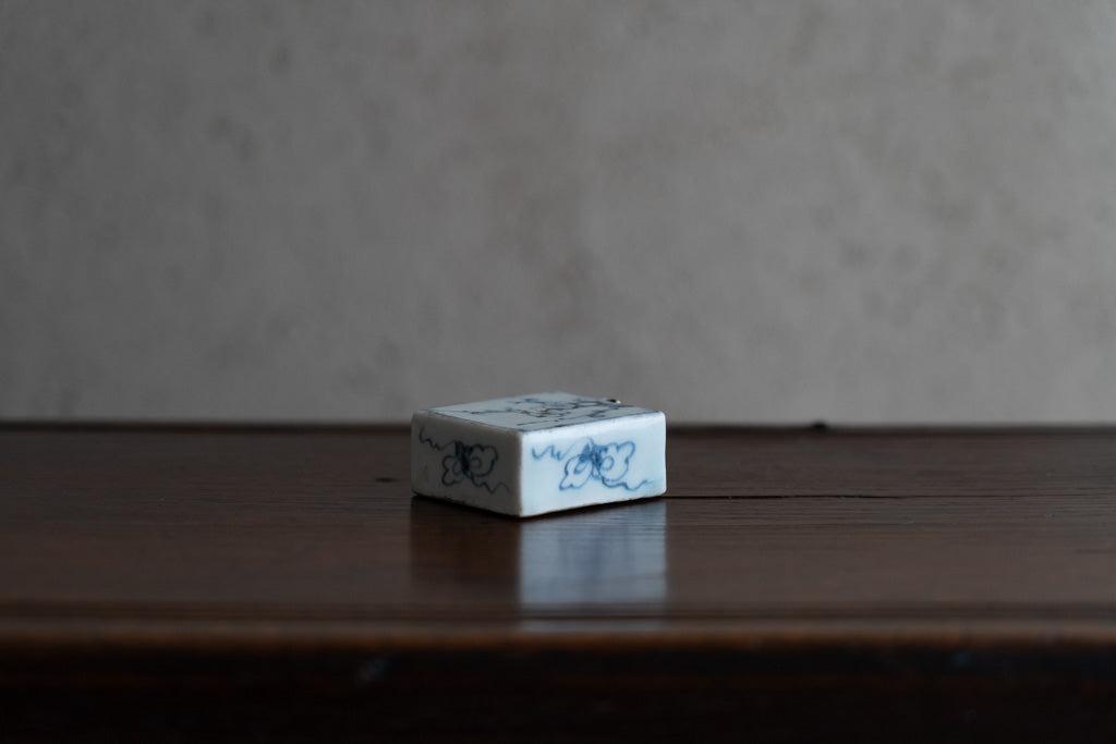 李朝染付梅纹四方水滴