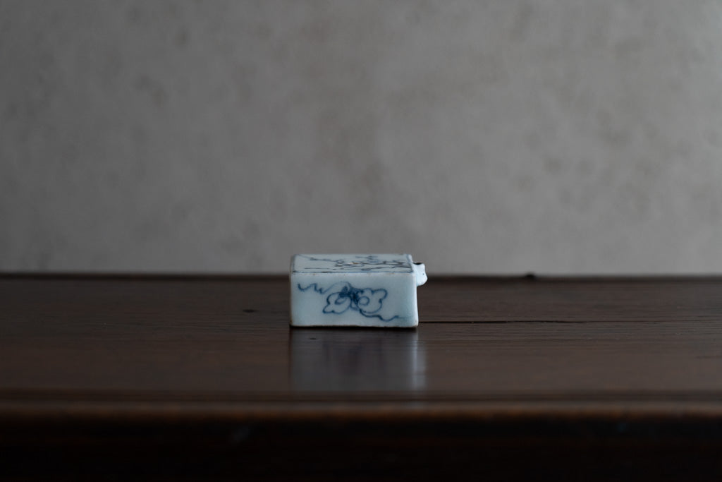 李朝染付梅纹四方水滴