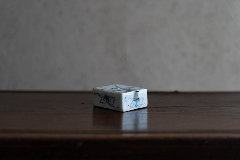 李朝染付梅纹四方水滴