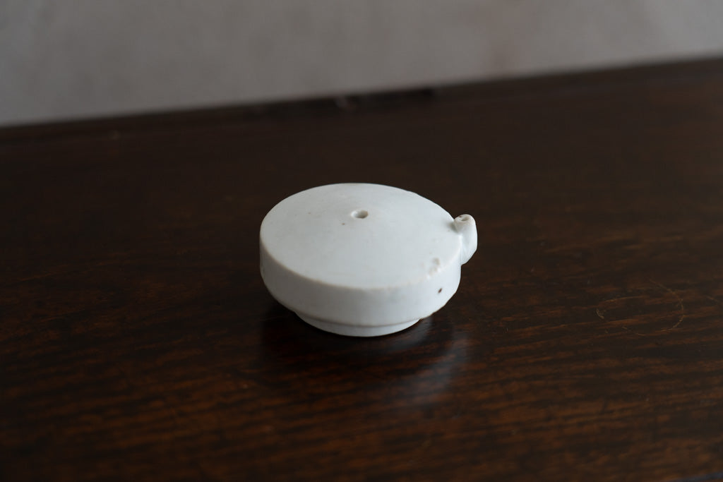 李朝白瓷圆形水滴