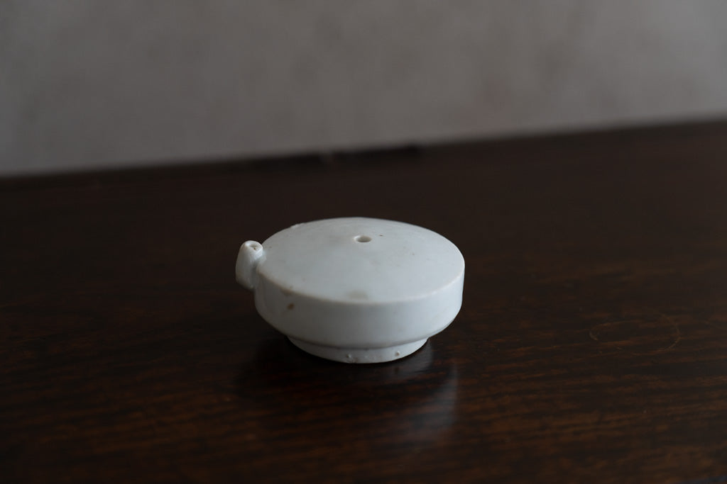 李朝白瓷圆形水滴